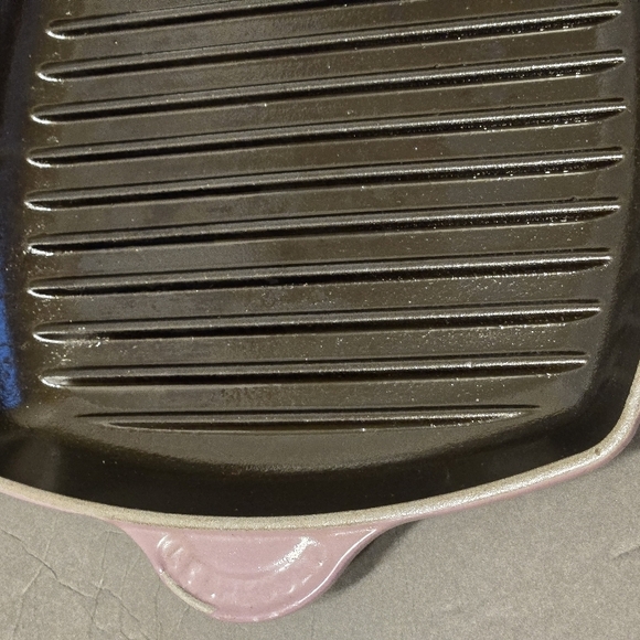 Le Creuset Enameled Cast Iron Signature Square Skillet Grill Discontinued Purple - Picture 2 of 7